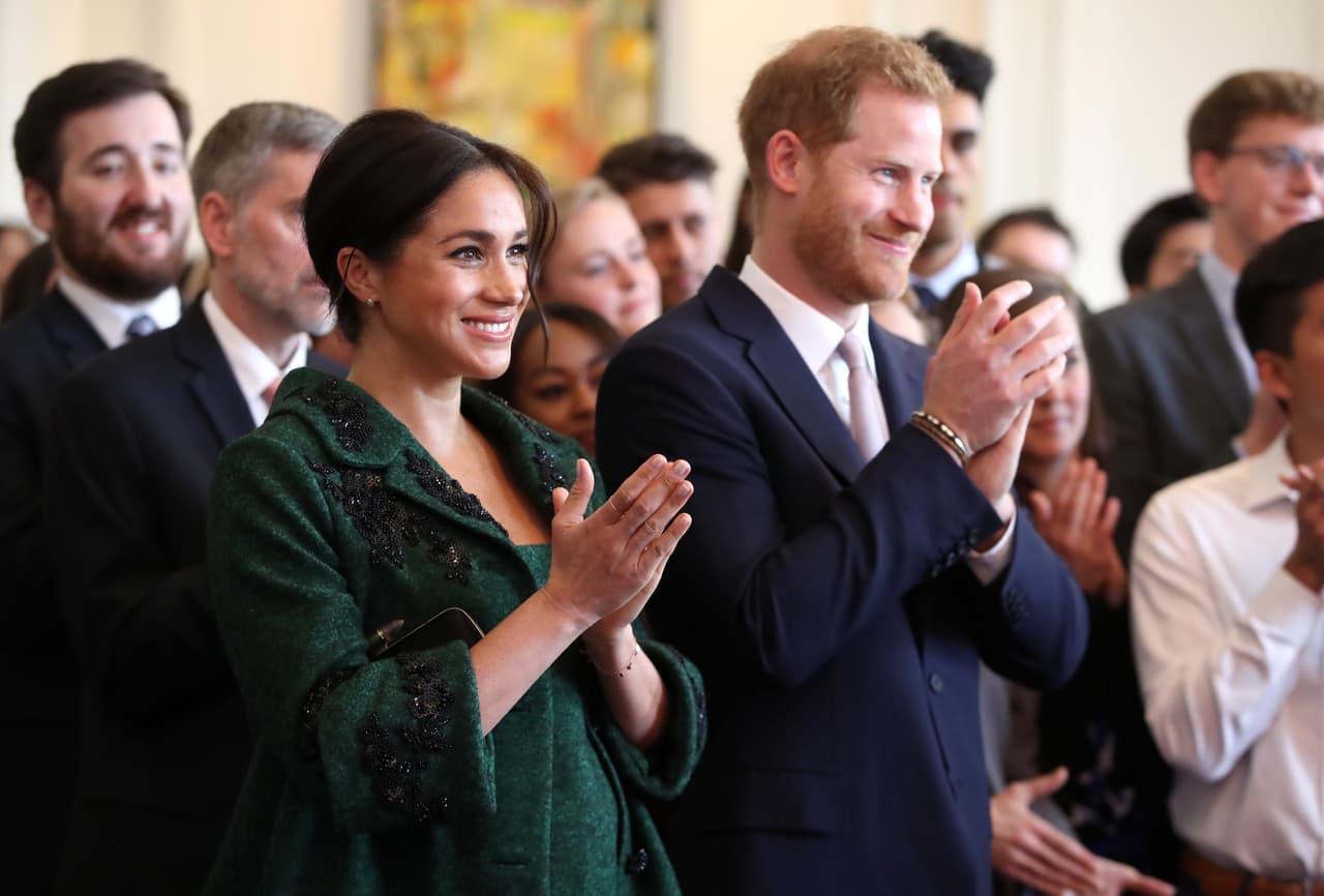 En la Casa de Canadá, en Londres, Meghan Markle y el príncipe Harry interactuaron con jóvenes líderes, que les relataron sus experiencias laborales en Londres.