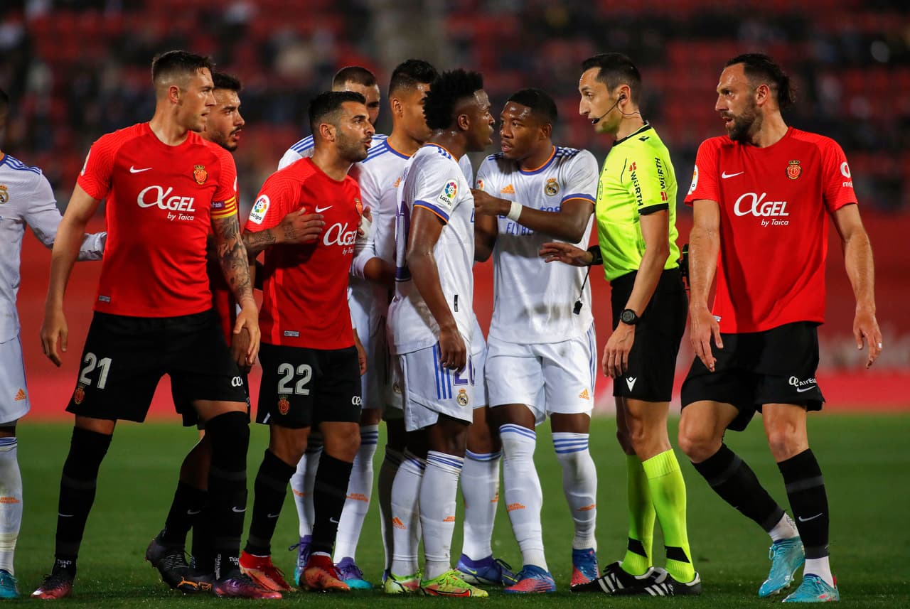 Gracias a un doblete de Karim Benzema y otro tanto del brasileño Vinícius, el Real Madrid venció al Mallorca y aumentó su ventaja en el liderato a 10 puntos sobre el Sevilla.