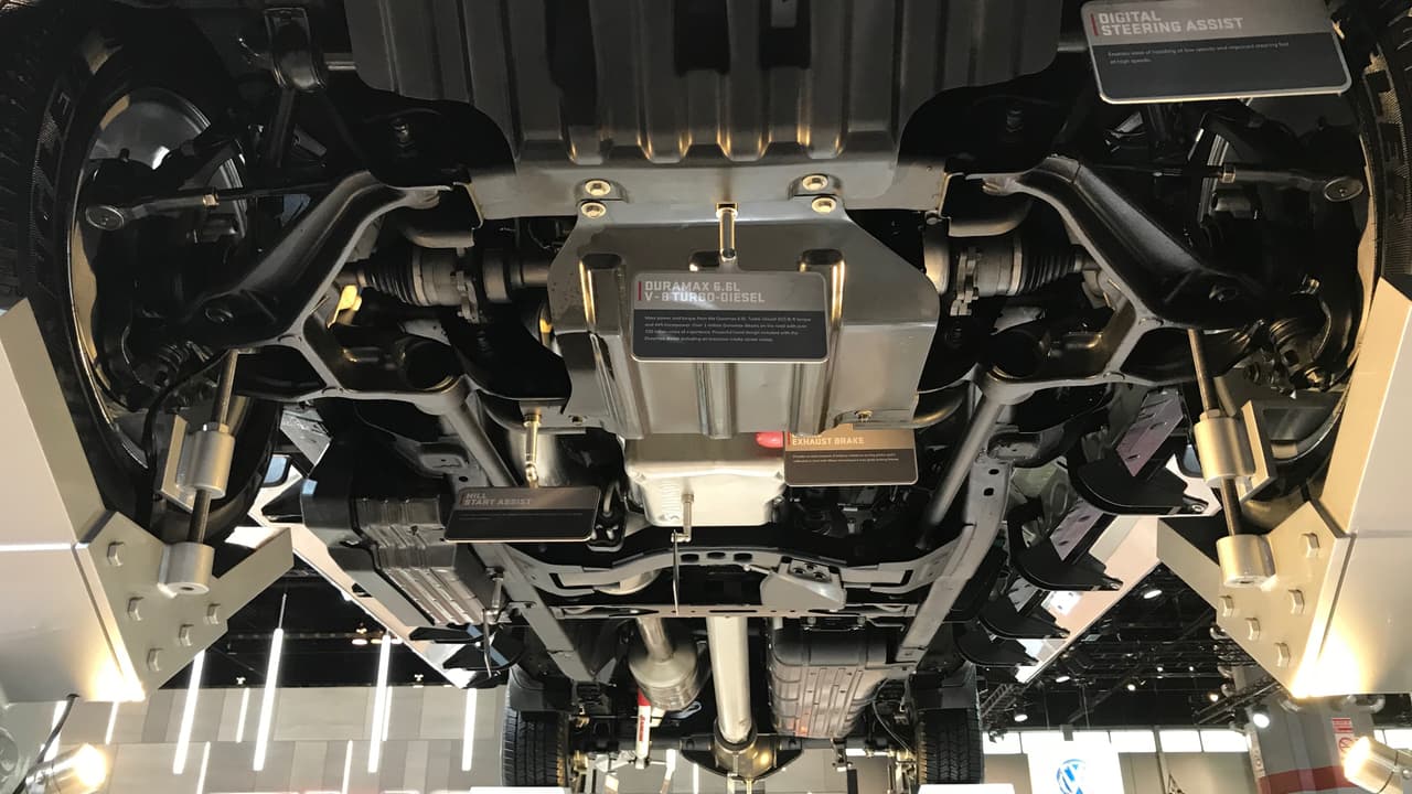 <h3 class="cms-h3-H3">GM Sierra HD</h3>
<br>
<br>Es increible la cantidad de tecnología que se revela en la parte inferior de una pickup 4X4 todo terreno. Y lo hermosas que pueden llegar a ser para quienes aprecian la tecnología. Para los demás probablemente, como dice el dicho, son más feas que un carro por debajo.