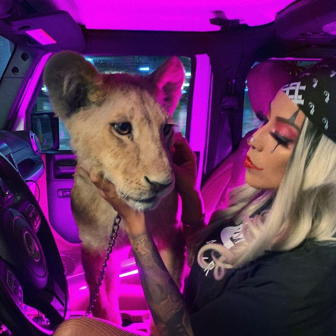 En su cuenta de Instagram, también presume de una extravagante vida con lujosos vehículos y hasta un tigre como mascota.