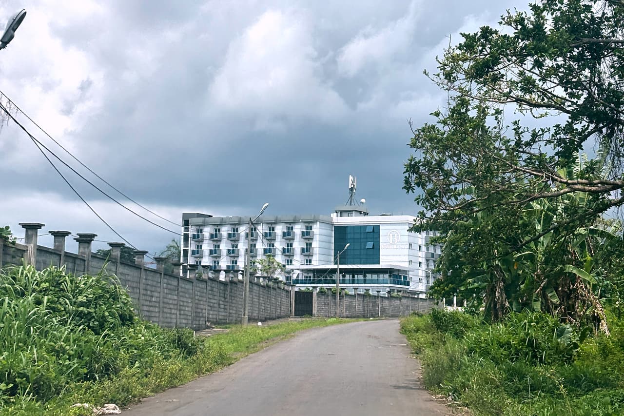 La policía de Guinea Ecuatorial detiene y golpea a dos deportados de Estados Unidos, según reportes de sus abogados