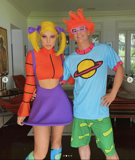 <b>Lele Pons y Guaynaa</b>
<br>El 27 de octubre de 2021,
<a href="https://www.univision.com/famosos/lele-pons-y-guaynaa-confirman-noviazgo-beso">la pareja de cantantes debutaron</a> su primer disfraz de Halloween 2021 como todos unos personajes animados de la caricatura de los noventa 'Rugrats'.