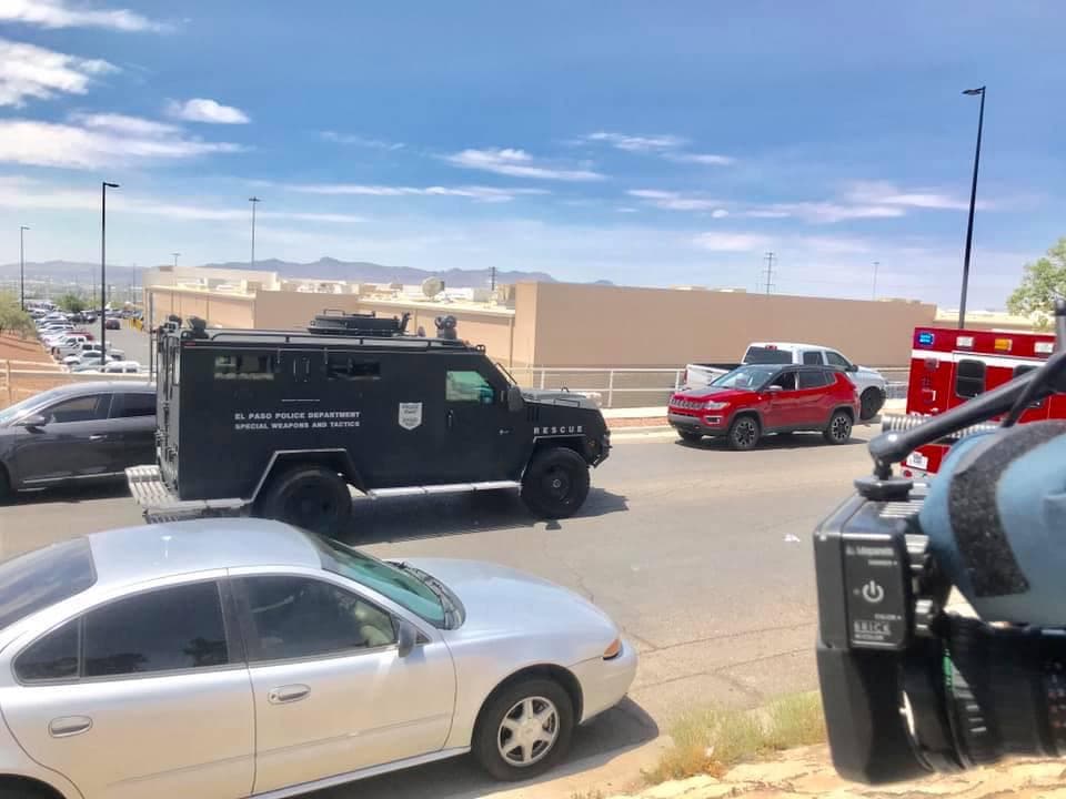 Las autoridades establecieron un centro de reunificación en la Escuela Intermedia MacArthur en El Paso para que las víctimas se puedan encontrar con sus familias.
