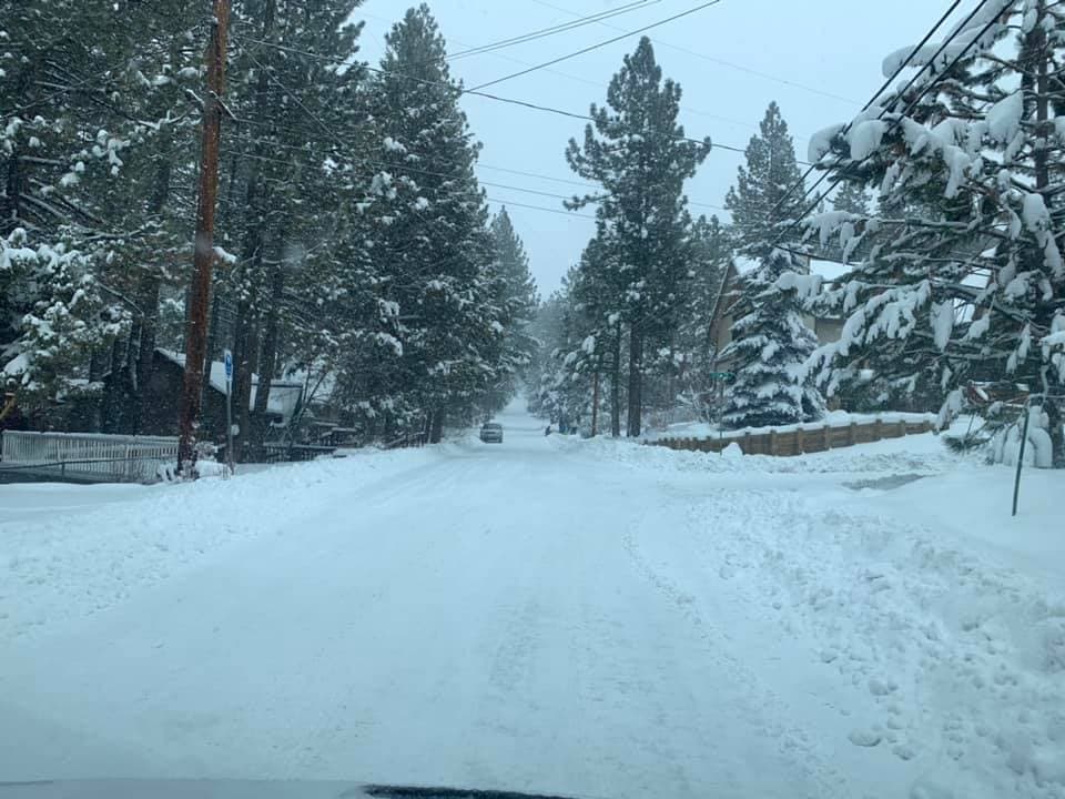 Vidal Silva también compartió la imagen de su barrio cubierto de nieve.