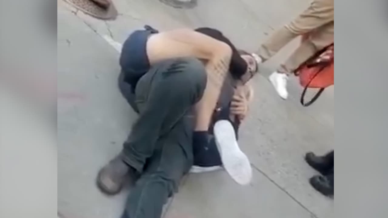 Hombre intenta llevarse a un bebé en Manhattan y un testigo experto en artes marciales logra detenerlo