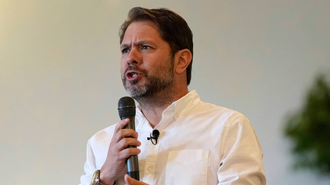 Senador Rubén Gallego advierte que no apoyará la financiación de ICE tras revelación de memorando