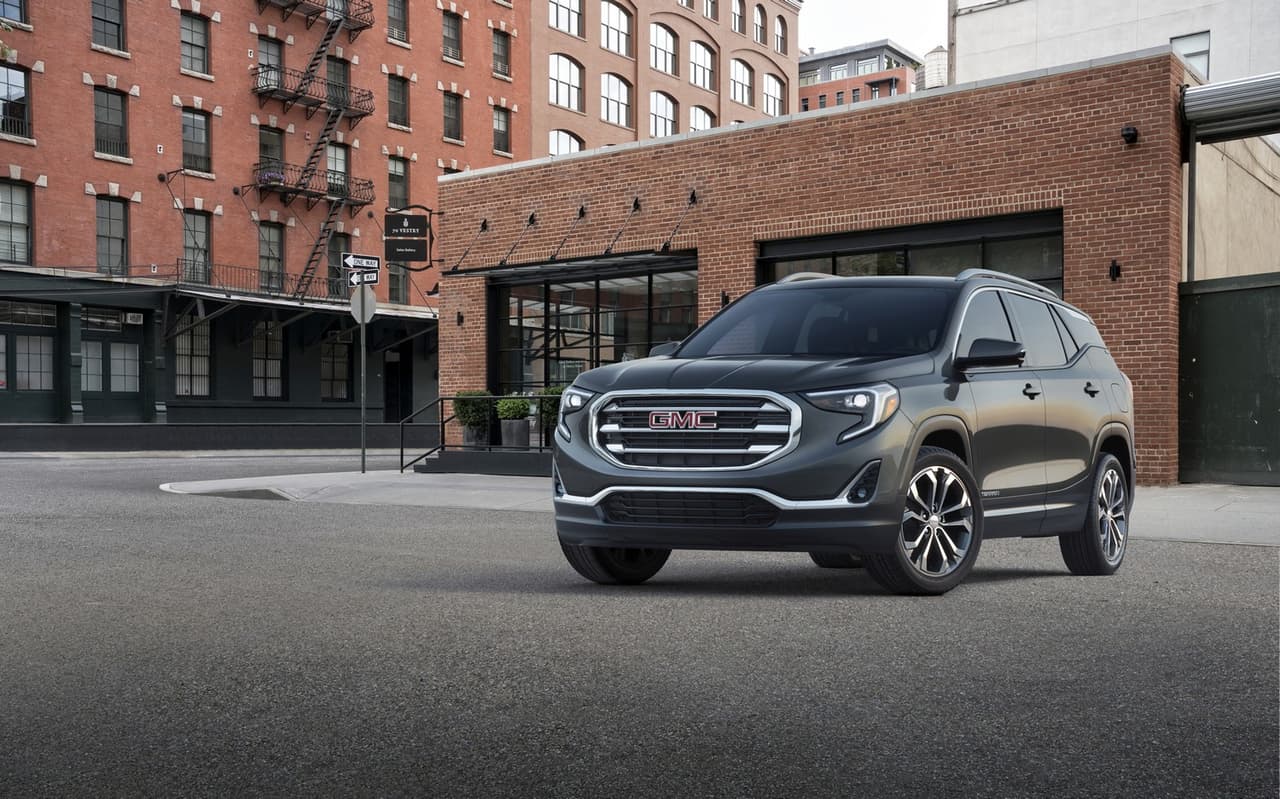 <b>GMC Terrain</b>
<br>Este año General Motors presentó la renovación de la mayoría de sus camionetas y la GMC Terrain no fue la excepción. Se presentó con tres motores: turbodiésel de 1.6 litros y dos más de gasolina de 1.5 y 2.0 litros, los cuales cuentan con transmisión automática de nueve velocidades. Otra novedad fue su selector de tracción de acuerdo a las condiciones del terreno y un modo que desconecta la tracción de las ruedas traseras para ahorrar combustible.