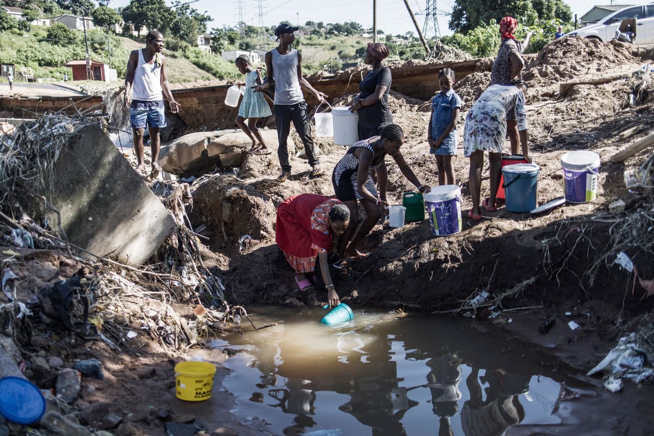 La gente se quedó sin agua ni energía eléctrica. Muchos, desesperados, buscan agua donde pueden. Las fuertes lluvias arrastraron porciones enteras de caminos y numerosas infraestructuras colapsaron.
