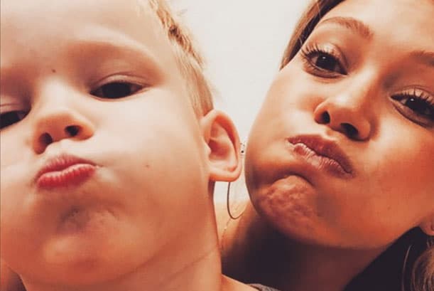 Mamá e hijo adoran hacer muecas y captar cada uno de estos divertidos momentos.