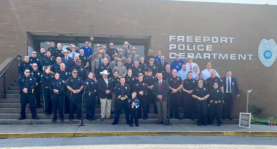 Tras la juramentación, no podía faltar la foto en grupo con toda la plantilla del departamento de policía de Freeport.