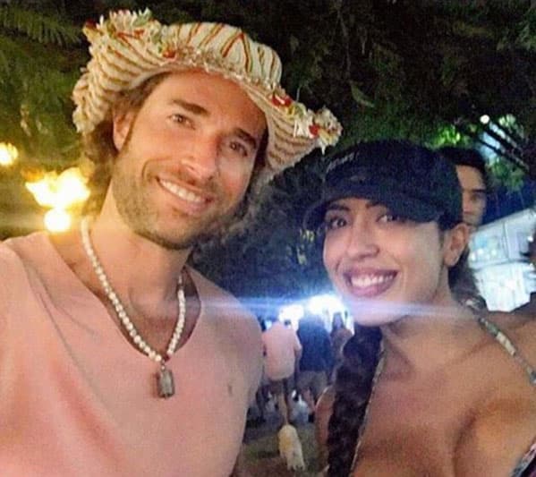 Pero hubo afortunadas fans que se los toparon y no perdieron oportunidad de tomarse la foto del recuerdo con ellos.