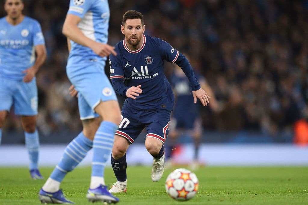 Manchester City se imopne al Paris Saint-Germain 2-1 durante la fase de Grupos en la UEFA Champions League. El conjunto parisino se adelantaba con gol de Kylian Mbappé, pero Raheem Sterling y Gabriel Jesús le dieron a los Cityzens la victoria sobre el tridente Messi-Mbappé-Neymar.