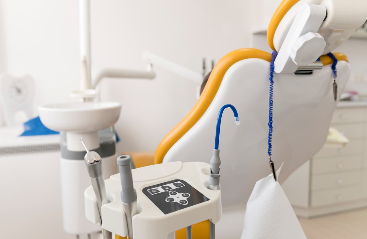 ¿Pacientes expuestos a VIH y hepatitis? Investigan prácticas insalubres en clínica dental