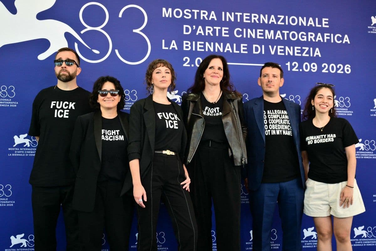 La documentalista estadounidense Laura Poitras (cuarta por la izquierda) y la directora estadounidense Rachel Lauren Mueller (tercera por la izquierda) posan con su equipo durante el photocall de su cortometraje "They are Here", presentado fuera de concurso en la 83.ª edición del Festival Internacional de Cine de Venecia, en el Lido de Venecia, el 7 de septiembre de 2026. (Foto de Stefano RELLANDINI / AFP)