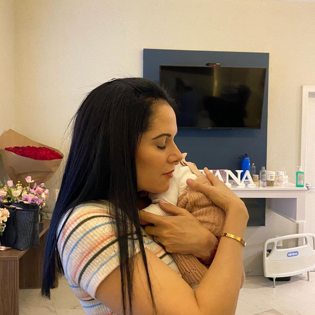 Fue por medio de la abuela America Guinart, que vimos las primeras fotos de Cayetana, la hija de Camila Fernández y Francisco Barba, nieta de Alejandro Fernández que nació el pasado 14 de marzo.