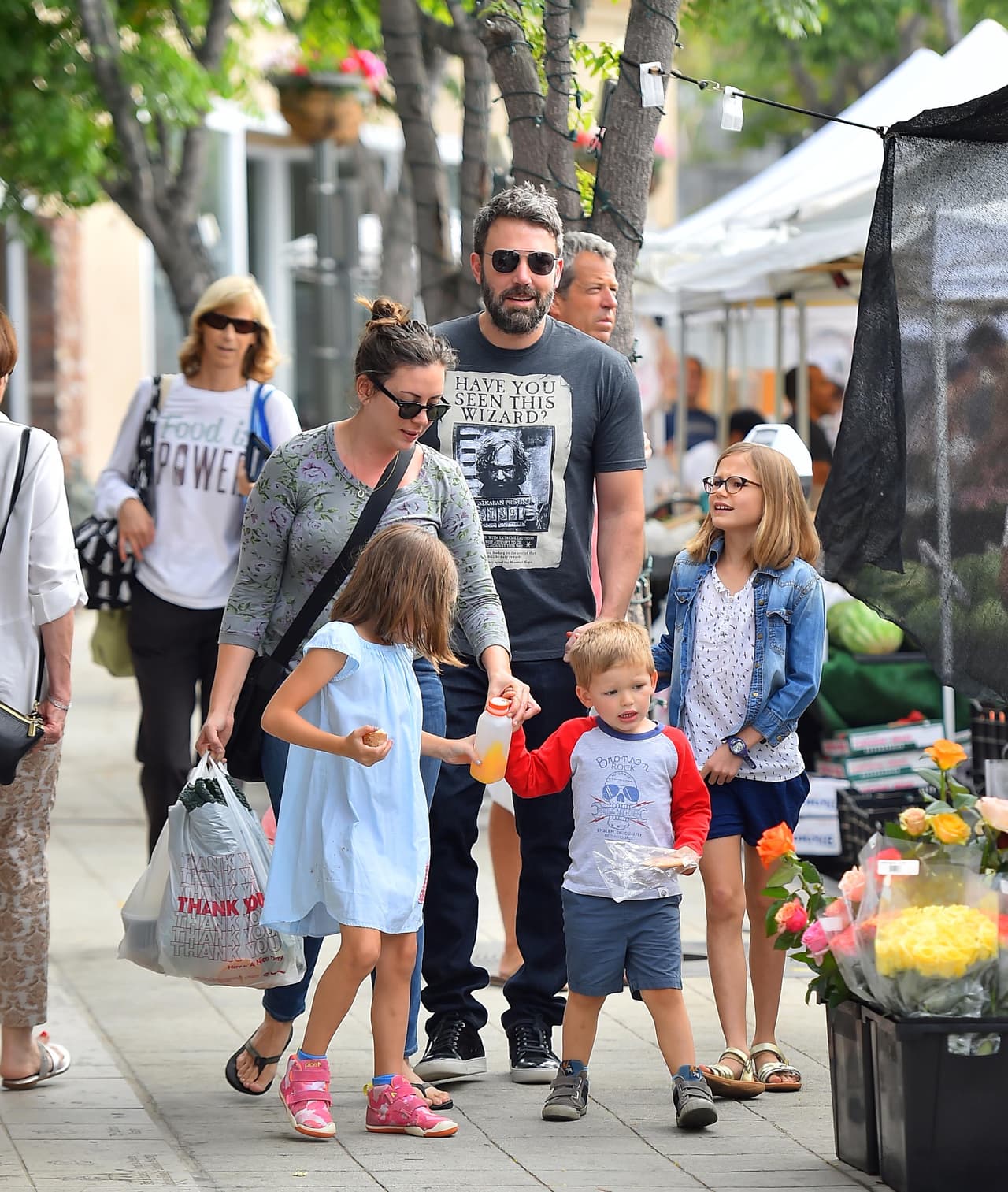 Aunque supuestamente aún está en proceso de divorcio, Jennifer Garner aún convive con él y sus hijos como si nada hubiera pasado.