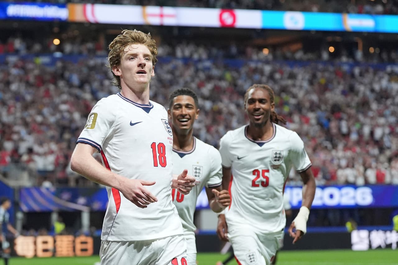 Anthony Gordon celebra su primer gol.