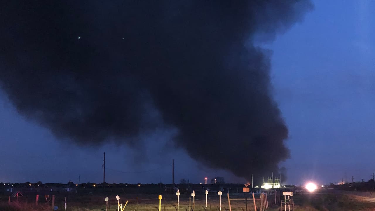 Explosión en una planta petroquímica en Port Neches, al este de Houston, deja tres heridos