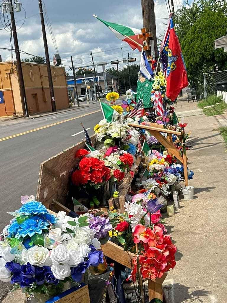 Los participantes viajaron a una velocidad aproximada de 20 millas por hora y
<b><a href="https://www.univision.com/local/houston-kxln/sigan-compartiendo-la-historia-de-mi-papa-hijos-de-lorenzo-salgado-agradecen-apoyo-de-la-comunidad-video">fueron escoltados por agentes del Departamento de Policía de Houston. </a></b>
<br>