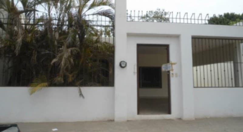 <h3 class="cms-H3-H3">Casa de 'El Chapo' en Culiacán</h3>
<br>
<br>Uno de los inmuebles de la rifa fue propiedad del narcotraficante Joaquín
<a href="https://www.univision.com/temas/el-chapo">'El Chapo' Guzmán</a>. Se trata de la casa donde el capo burló a elementos de la Marina en febrero de 2014 y logró escapar a través de un túnel de drenaje.
<br>
<br>La casa cuenta con dos habitaciones, sala, comedor, cochera y un jardín frontal.
<br>
<br>
<b>Ubicación:</b> Col. Libertad, Culiacán, Sinaloa
<br>
<b>Tipo de inmueble:</b> Casa habitación
<br>
<b>Superficie:</b> 395 m2
<br>
<b>Valor total del premio en especie y efectivo:</b> $3.64 millones de pesos
<br>