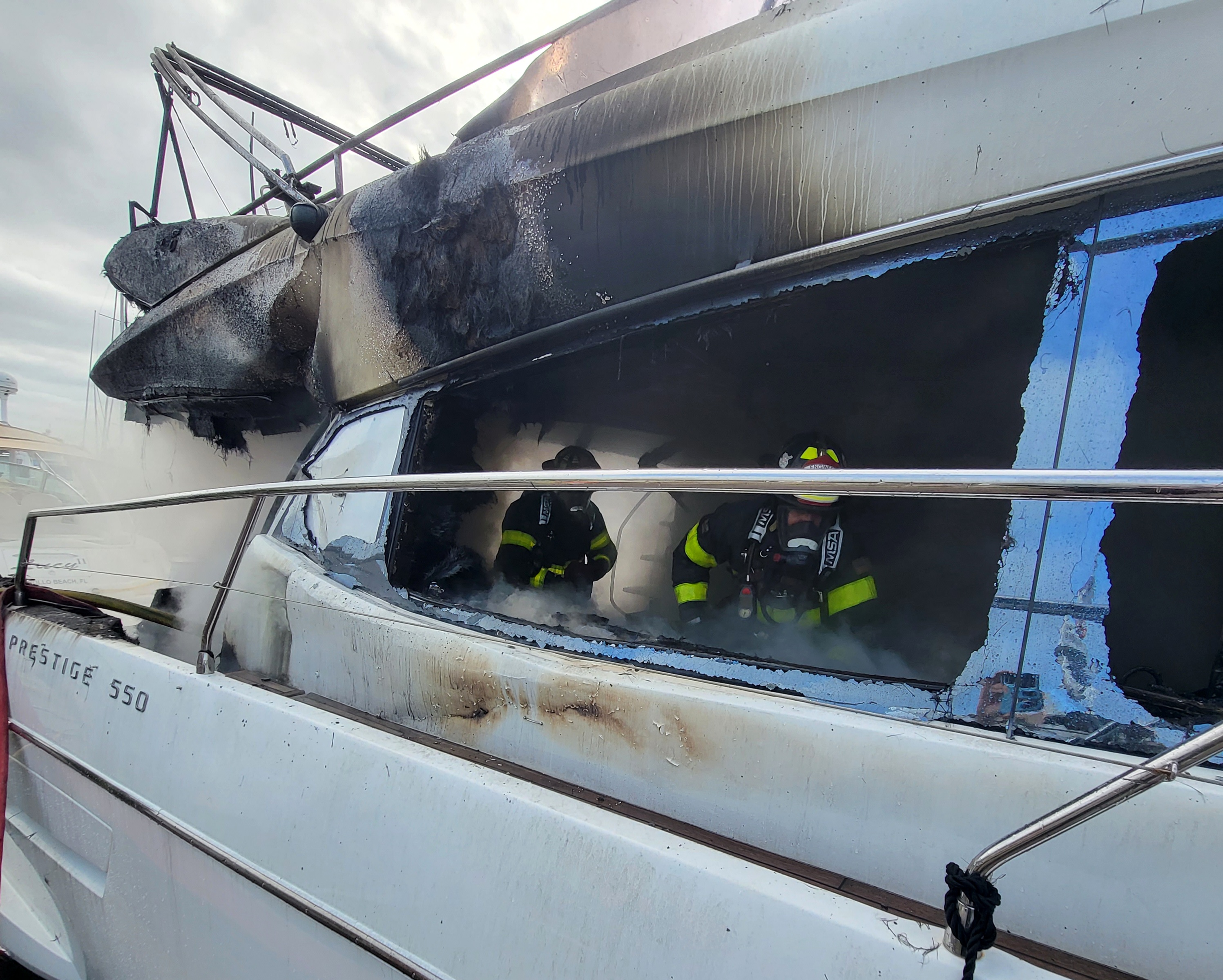 El yate que se incendió mide unos 55 pies de largo y al lugar también acudió un bote de los Bomberos de Hillsborough.
<br>