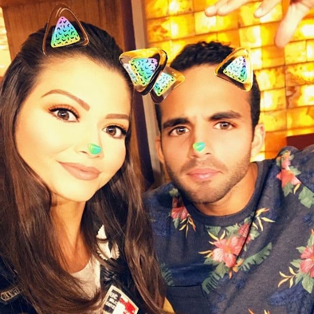 Con sus compañeros de la quinta temporada de Mira Quién Baila se ha divertido en los descansos. Aquí la vemos con Danell Leyva.