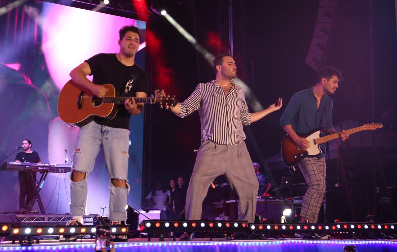 El trío mexicano de Reik se hizo presente en el escenario y fue 'Inolvidable' ya que iniciaron con sus temas más viejitos, para después cantar sus nuevos éxitos y cerrar con 'Amigos Con Derechos'.