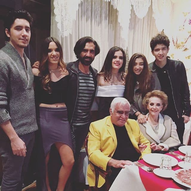 Pero "El Potrillo" no se queda atrás, él también muestra con orgullo infinidad de imágenes al lado de sus cinco hijos.