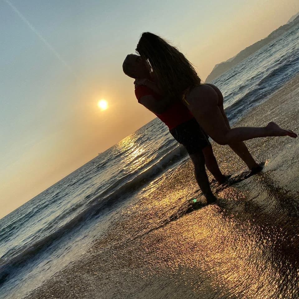 El hijo mayor de don Vicente Fernández y la despampanante mujer, presumen su amor en redes sociales y no les prestan atención a las críticas.