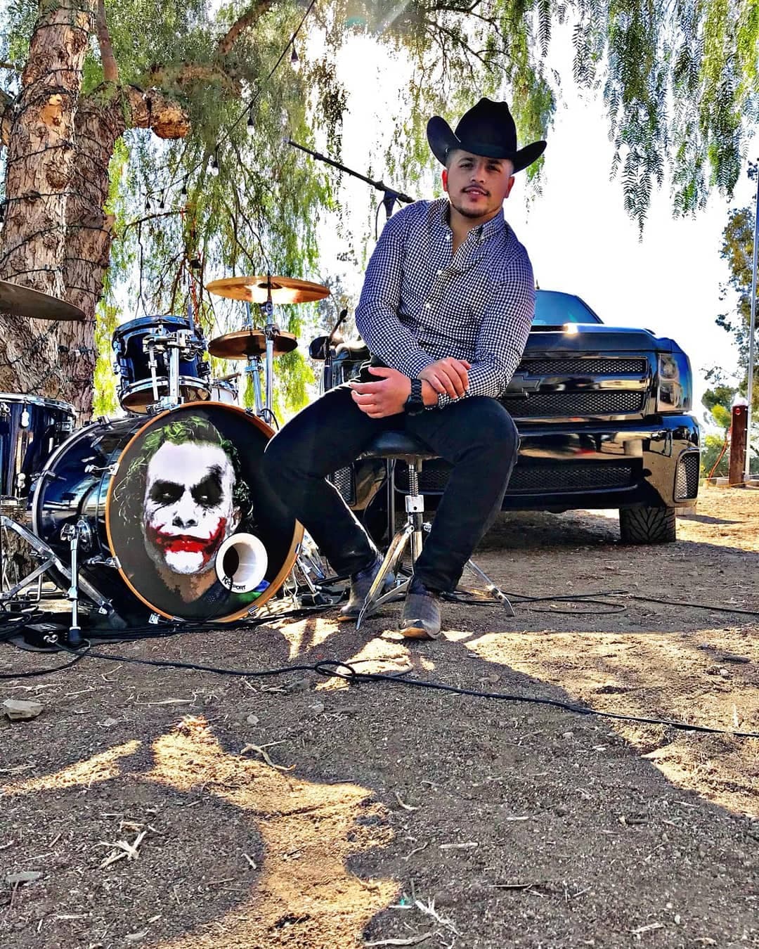 Mientras que Jesús Mendoza nos pondrá a cantar con su más reciente éxito, 'Seguimos de pie'.