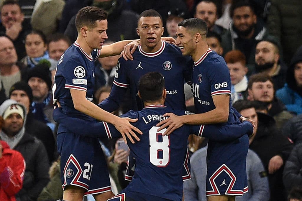 Manchester City se imopne al Paris Saint-Germain 2-1 durante la fase de Grupos en la UEFA Champions League. El conjunto parisino se adelantaba con gol de Kylian Mbappé, pero Raheem Sterling y Gabriel Jesús le dieron a los Cityzens la victoria sobre el tridente Messi-Mbappé-Neymar.