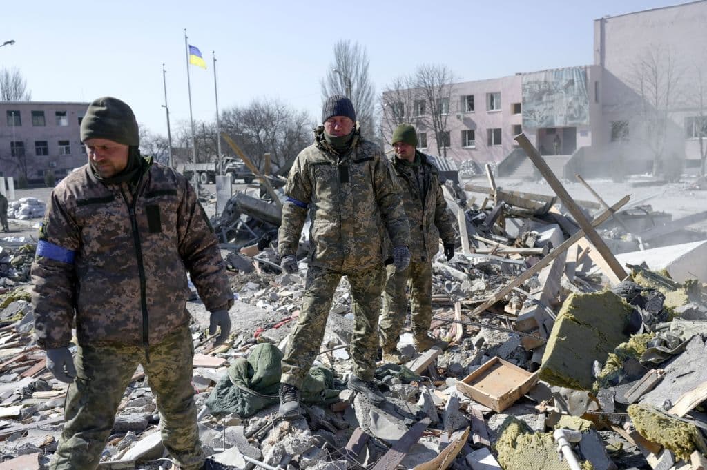 Soldados ucranianos continúan labor de rescate y búsqueda de cuerpos este sábado entre los escombros en un cuartel militar de Mikolaiv.
