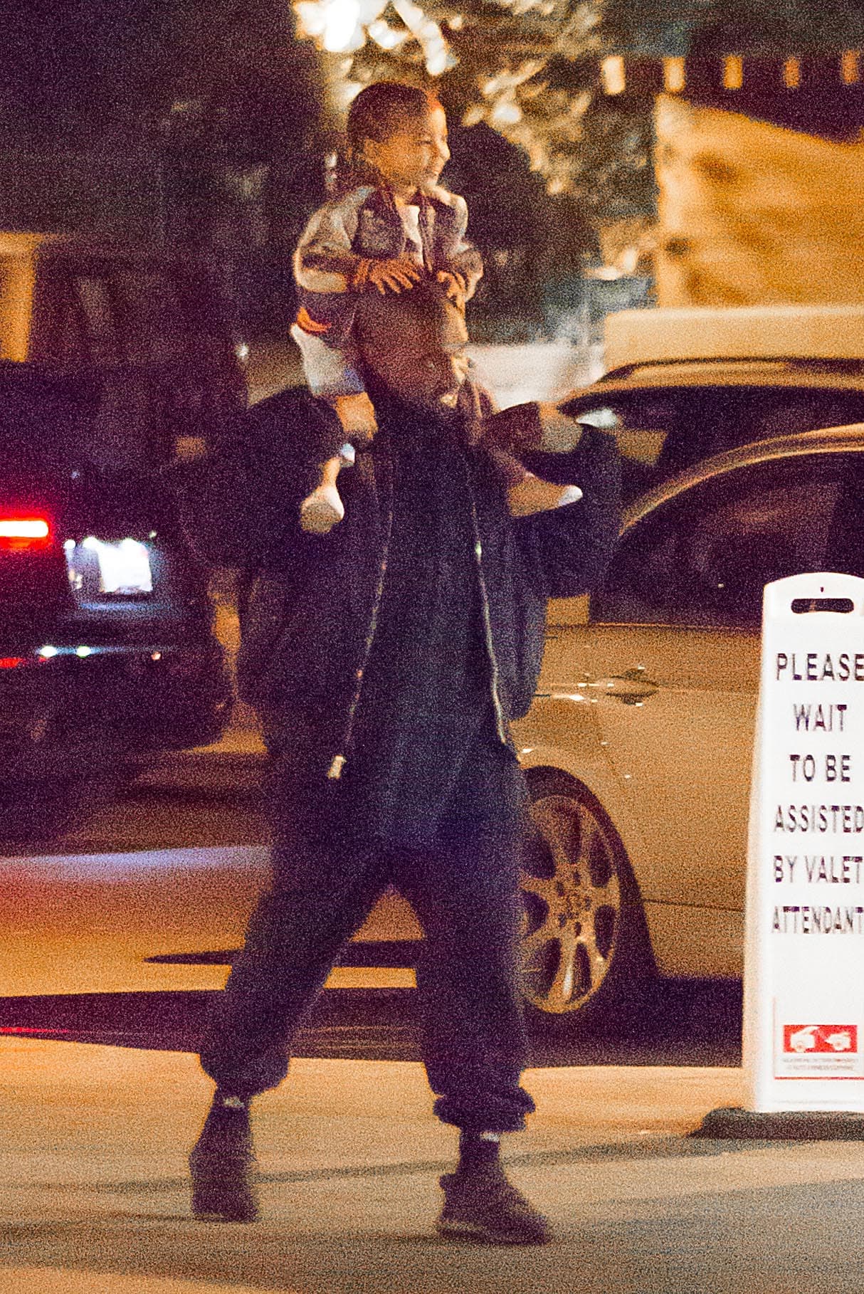 Salió a cenar con su hijita al restaurante The Pedalers Fork de Calabasas.