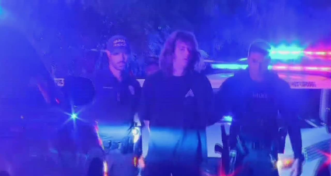 Hombre esposado tras muerte de presunto intruso.