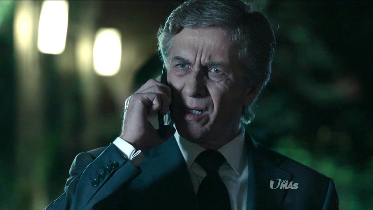 Alonso recibió una llamada en la que le informaron que alguien borró los videos de las cámaras de seguridad de la escena del crimen, donde aparecen hombres de Regina persiguiendo a Florencia.