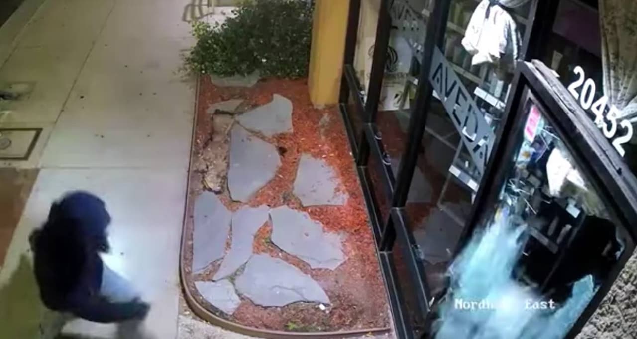 Buscan a "ladrón de las 2 en punto", sospechoso de robar en más de 60 negocios del Valle de San Fernando