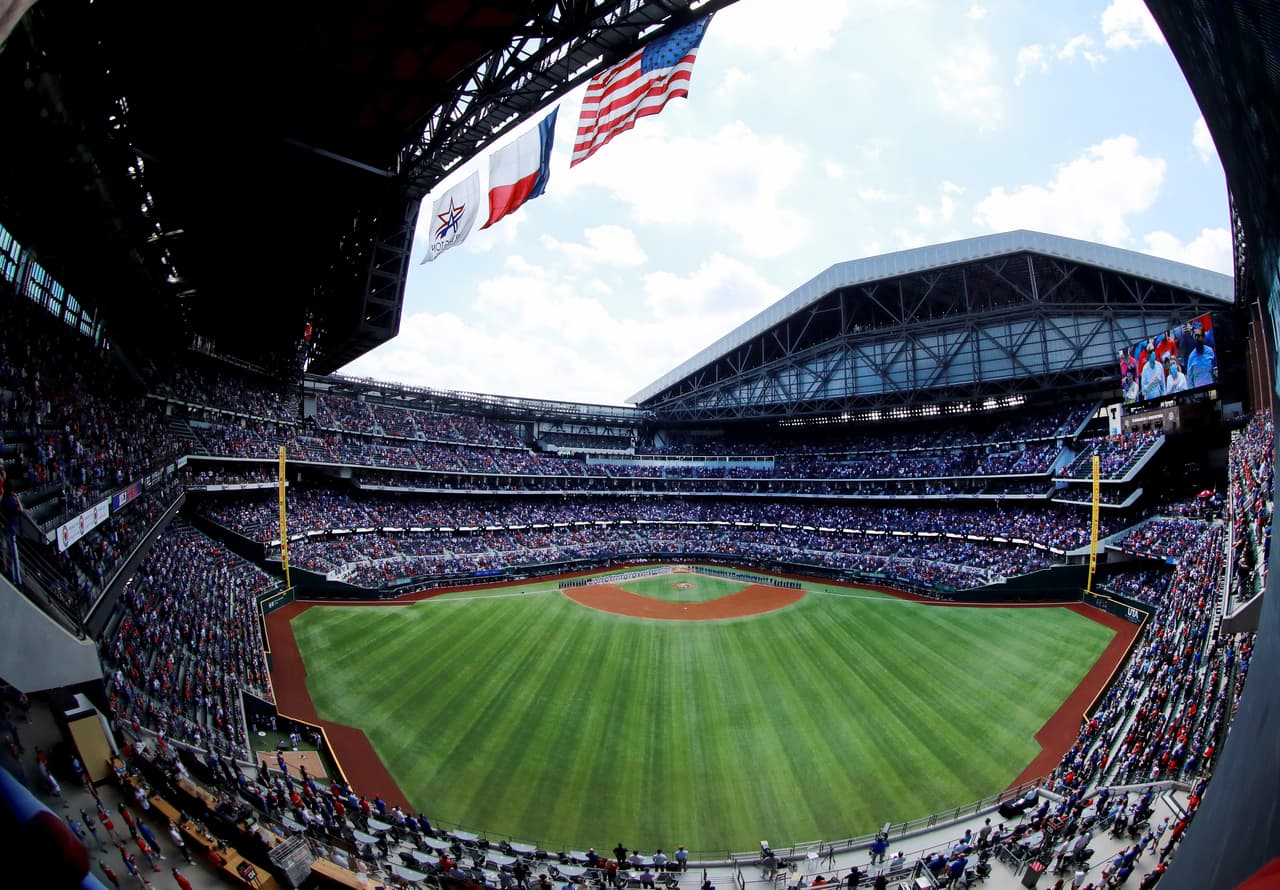 Los 37,238 asistentes llenaron el estadio Globe Life Field para presenciar el Blue Jays vs. Rangers Texas en tiempos de coronavirus.