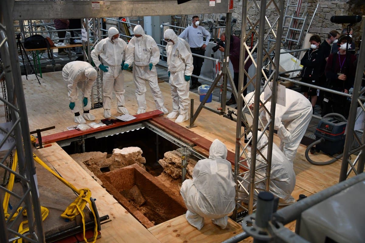 Desentierran sarcófago en una iglesia con restos de un hombre que vivió hace 1,000 años