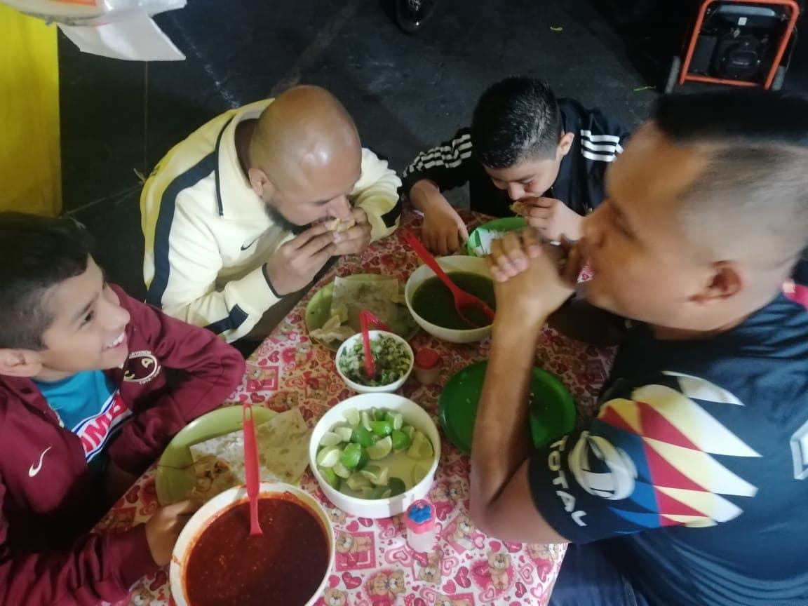 Los tacos y la pasión son una gran combinación para disfrutar una noche de futbol.