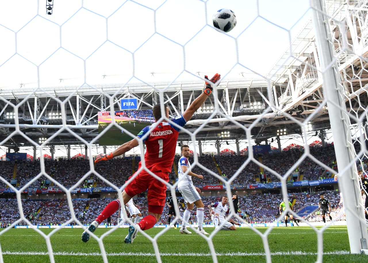 Hanner Thor Halldorsson no pudo contener ese tiro a quemarropa que puso el 1-0 a favor de los suramericanos.