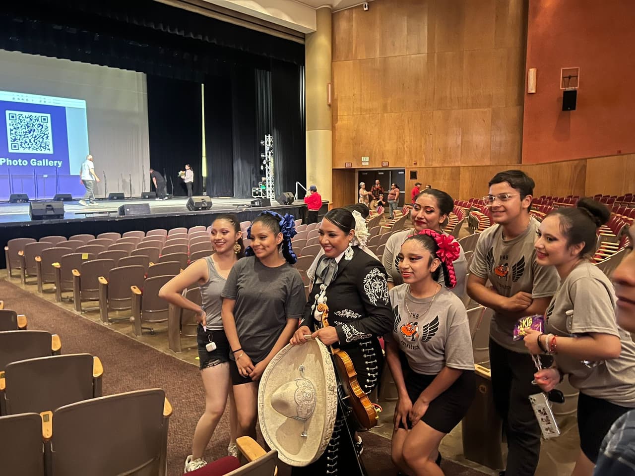 Los jóvenes del Distrito Escolar Unificado de Pittsburg se mostraron particularmente emocionados y participativos durante el evento. Se vieron impresionados por las habilidades y ejecuciones de los artistas, creando un interés creciente en la música y danza mexicana. Este evento, sin duda, ha sembrado una semilla de curiosidad y respeto por las tradiciones y la cultura mexicana en los jóvenes asistentes.