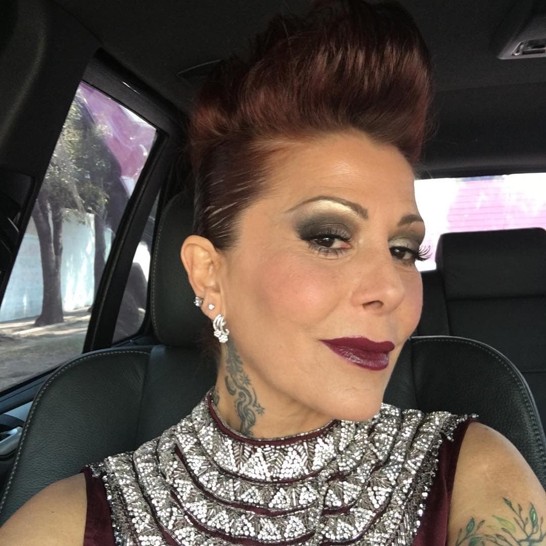 La intérprete mexicana
<b><a href="https://www.univision.com/radio/el-free-guey/le-llueve-sobre-mojado-a-alejandra-guzman-la-cacharon-supuestamente-comprando-marihuana-video">Alejandra Guzmán, de 51 años,</a></b> está viviendo un gran momento en el plano profesional, pero no así en el personal, pues además del
<b>distanciamiento de su única hija, Frida Sofía</b>, ahora fue víctima de la delincuencia.