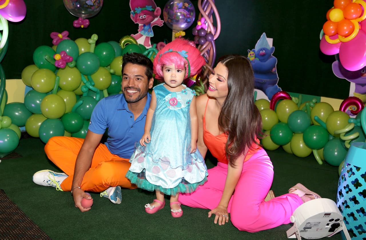 Con su peluca rosada, baby Giulietta posa junto a su papá, Luis Carlos Martínez y su mamá, Ana Patricia Gámez.