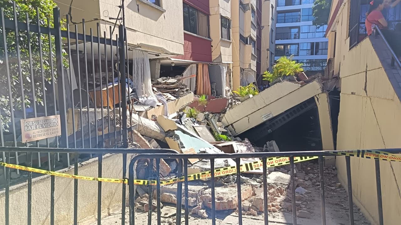 Edificio colapsado en el barrio de Legua, Valle del Cauca, Colombia, donde se encontraban Violeta Guerrero y su abuelita Amparo Jaramillo. Familiares estiman que ambas se encuentran entre los escombros.