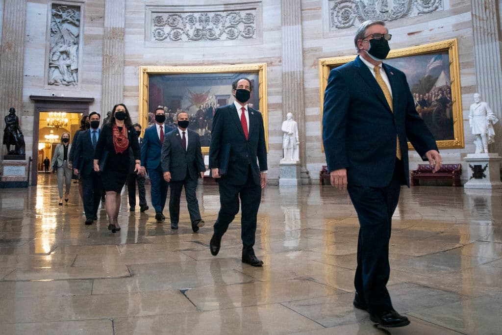 Los gerentes de juicio político de la Cámara Baja, encabezados por el congresista Jamie Raskin, el gerente principal, avanzan a través de la Rotonda del Capitolio desde el lado de la Cámara del Capitolio hasta el Senado cuando comienza el segundo juicio político del expresidente Donald Trump, este 9 de febrero de 2021 en Washington DC.