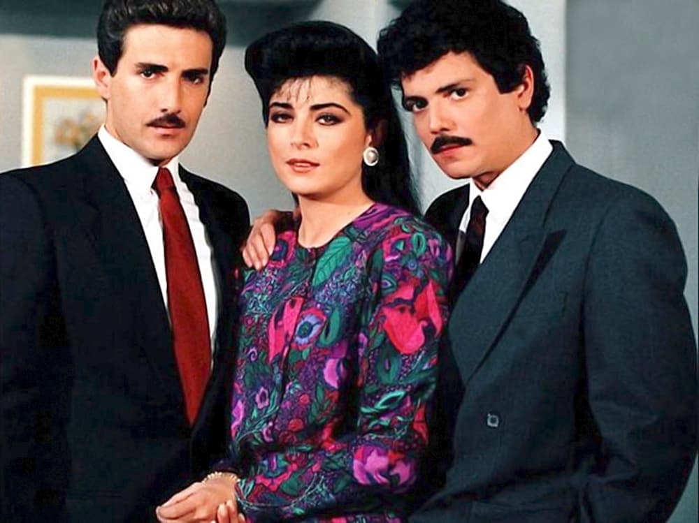 <b>Victoria Ruffo</b>
<br>La TV ha visto nacer diversas
<a href="https://www.univision.com/entretenimiento/cultura-pop/las-25-telenovelas-mas-recordadas-por-el-publico-de-latinoamerica-cual-fue-tu-favorita">telenovelas que son recordadas por el público</a> a pesar del paso del tiempo. Prueba de ello es ‘Simplemente María’, protagonizada por Victoria Ruffo y Jaime Garza.