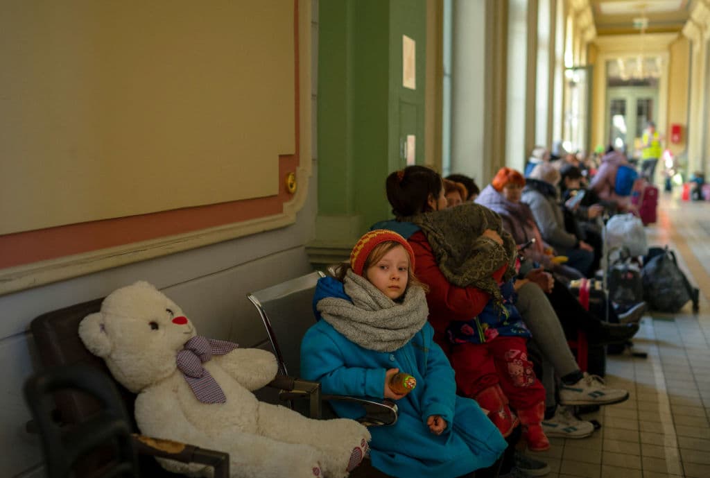 Una niña junto a un oso de peluche aguarda en una estación de trenes de Przemysl, en el sureste de Polonia, a donde llegan miles de refugiados desde Ucrania.