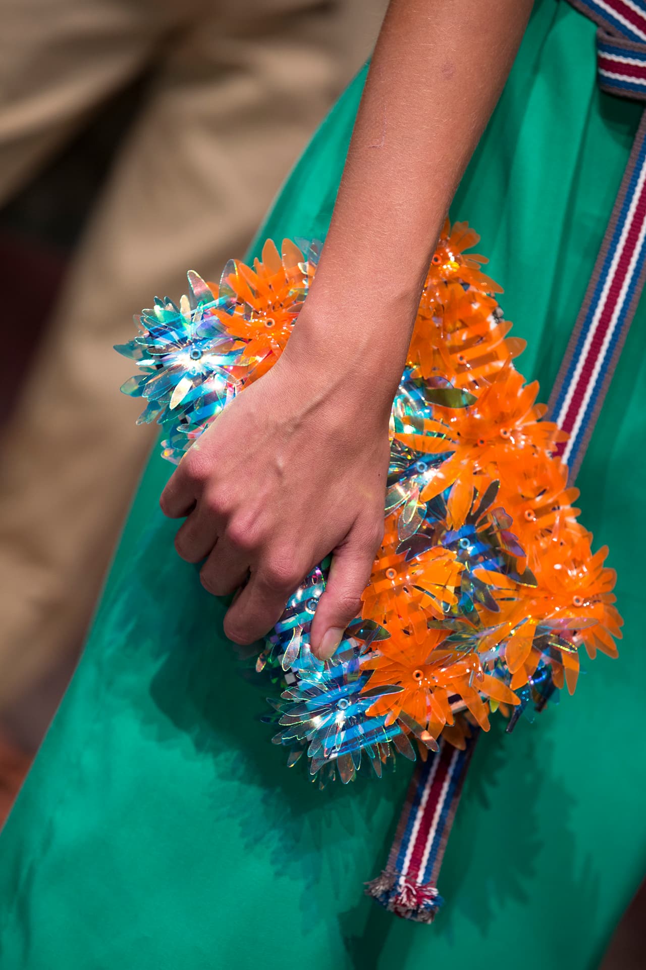 Desde collares hasta carteras decoradas con flores, todo se vale. Diseñador J. Crew. NYFW, Spring/Summer 2016 - 09/16/2015