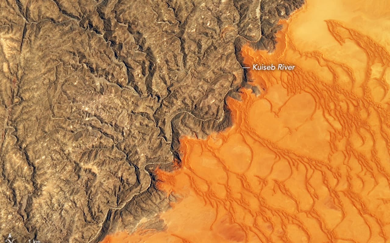 <b>Donde las dunas terminan.</b> Montañas de arena, algunas de hasta 300 metros de altura en el desierto de Namib de África. Impulsadas por el viento, estas dunas se 'mueven' por el desierto. La abrupta transición de arena a tierra es visible en estas imágenes del 13 de noviembre de 2019. La extensión de este campo de dunas de arena es de unas 3 millones de hectáreas (más de 10,000 millas cuadradas) dentro del Parque Namib-Naukluft, que fue nombrado Patrimonio de la Humanidad por la UNESCO en 2013.
<br>