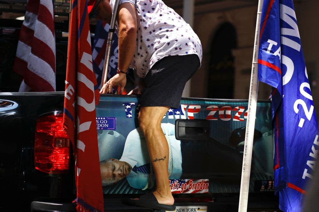 <b><a href="https://www.univision.com/noticias/elecciones-en-estados-unidos-2024/piden-calma-luego-de-que-el-atentado-contra-trump-arrecio-la-violencia-politica-en-eeuu-trump-rally-shooter" target="_blank">El presidente demócrata Joe Biden</a></b> dijo que el atentado contra Trump debía ser
<b>condenado por todos</b>. Para los seguidores de Trump, es inconcebible que alguien hubiese estado tan cerca de arrebatarle la vida, poniendo en tela de juicio la actuación de las más altas autoridades.